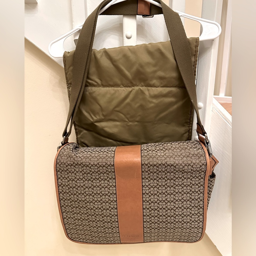 Coach Brown diaper bag w/changing pad. Very good condition. Pet-smoke free